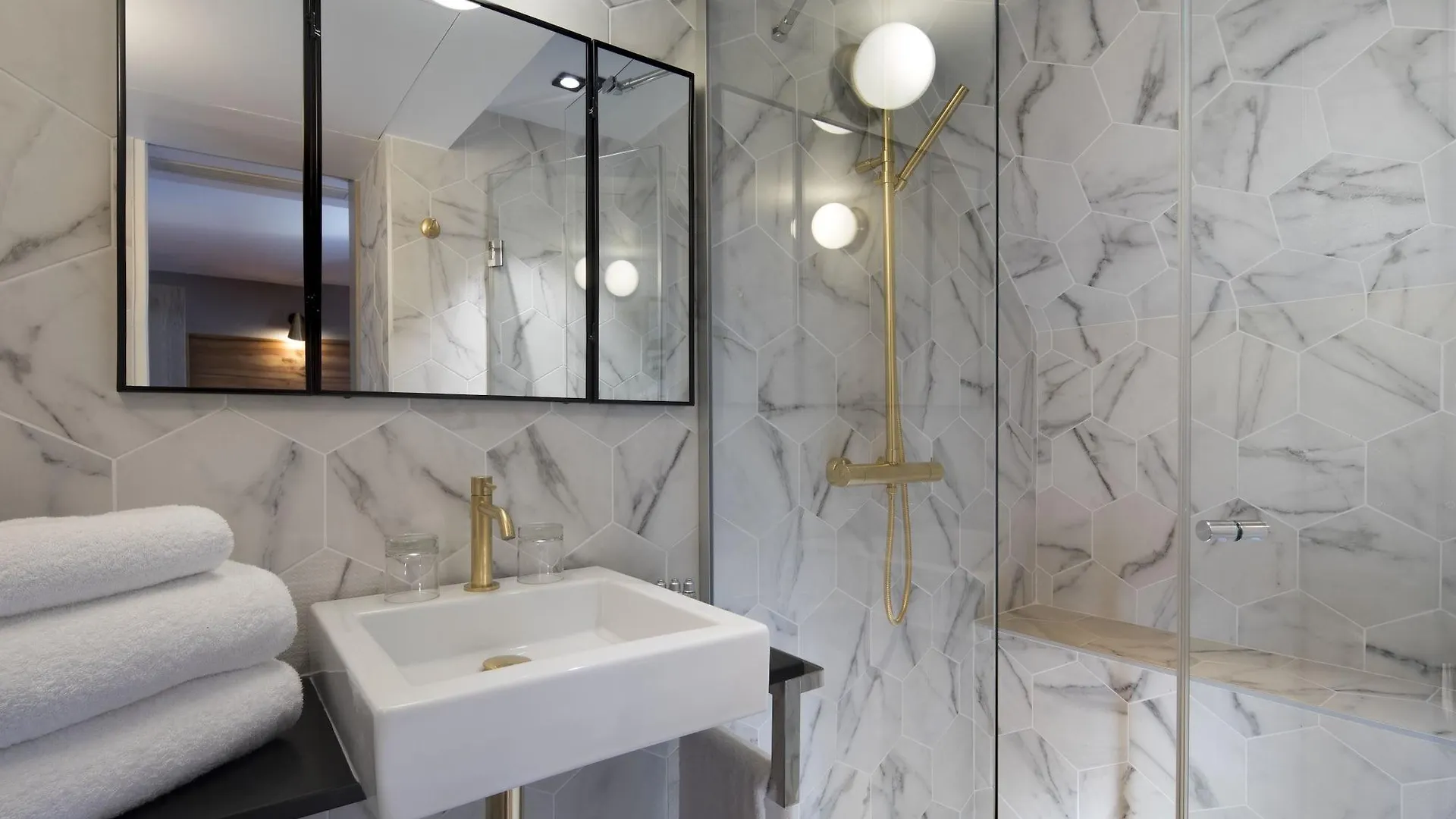 Hotel Maxim Folies Париж 3*,