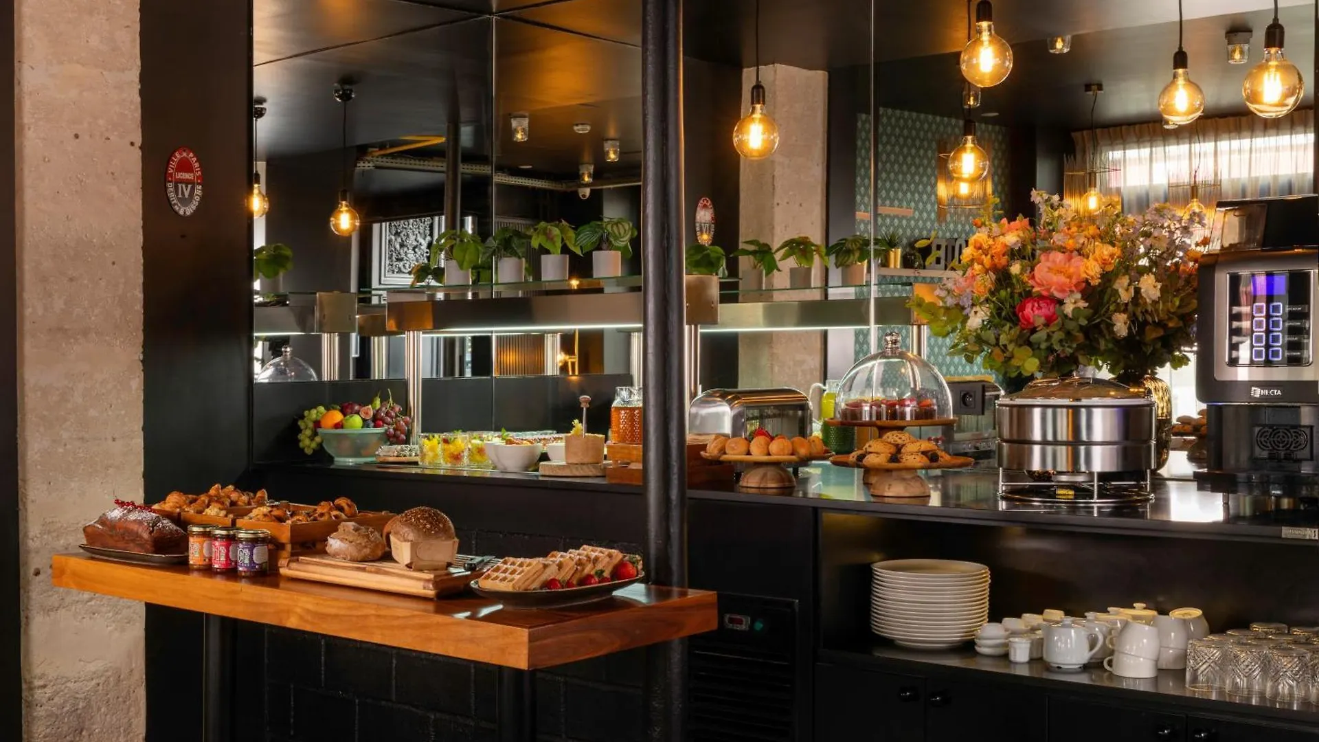 Hotel Maxim Folies Paris
