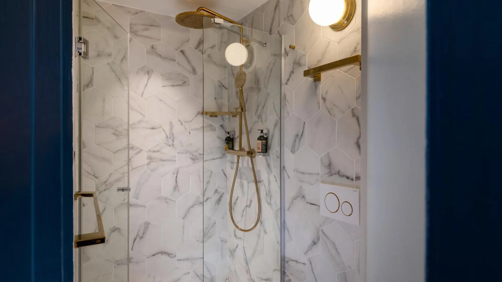 ***  Hotel Maxim Folies Paris Frankrike